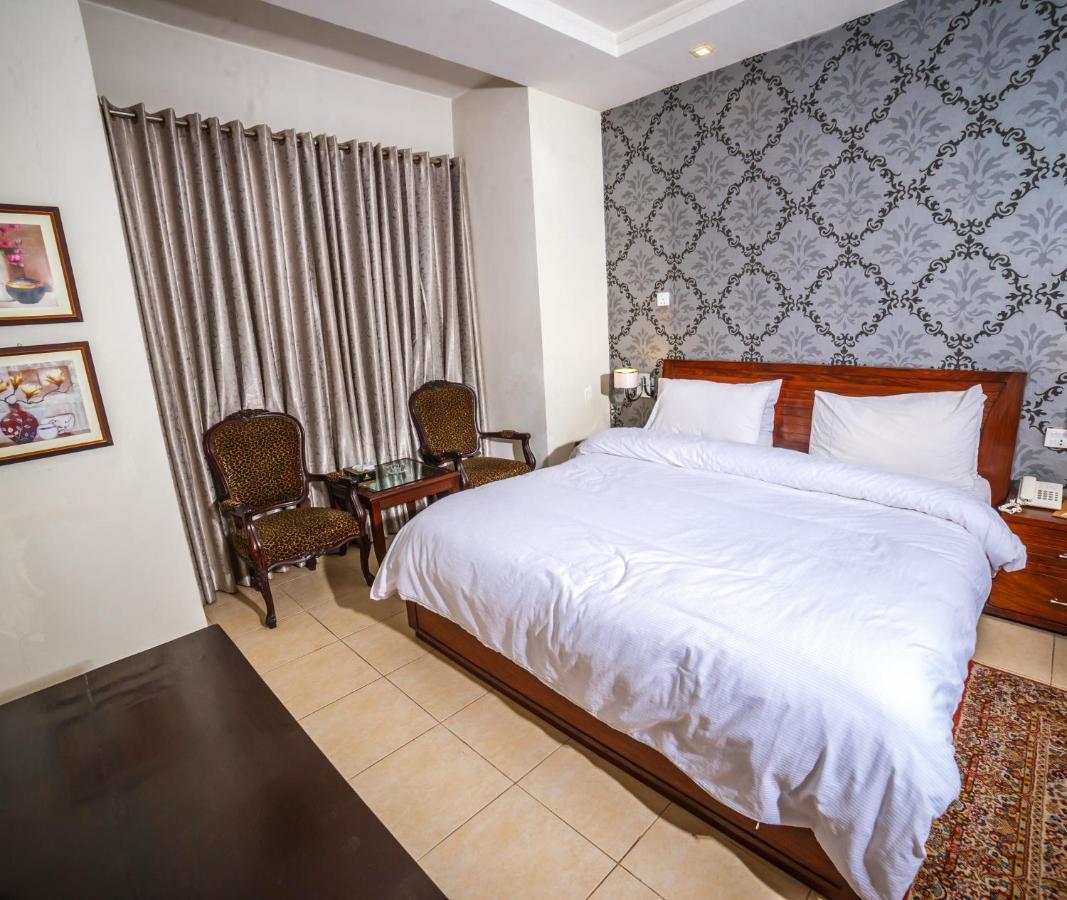 Vip House Hotell Peshawar Exteriör bild
