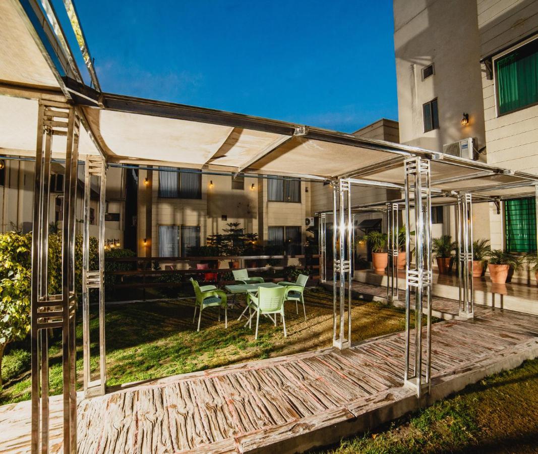 Vip House Hotell Peshawar Exteriör bild